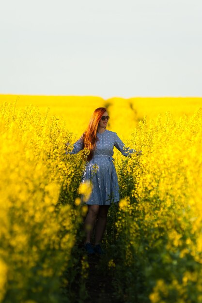 Mujer embarazada, en el campo