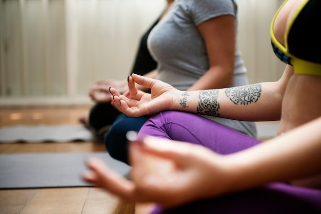 Mujer embarazada en clase de yoga