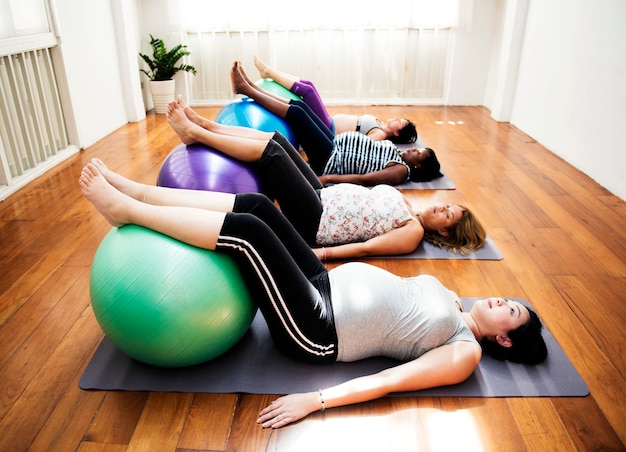 Foto mujer embarazada en clase de yoga