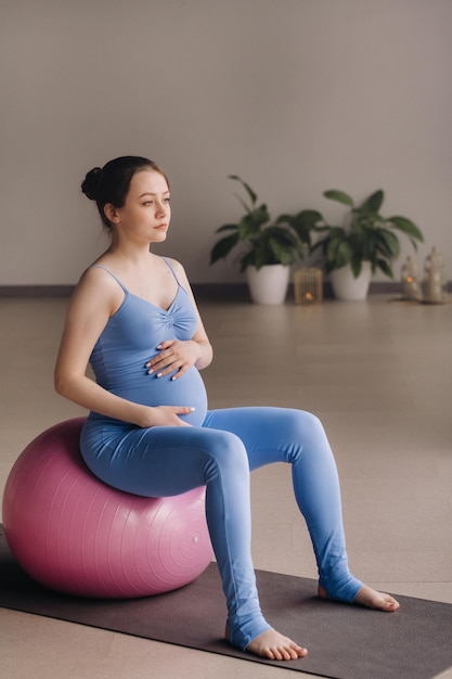 Mujer embarazada durante clases de fitness con fitball