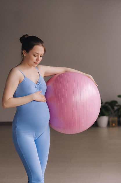 Mujer embarazada durante clases de fitness con fitball