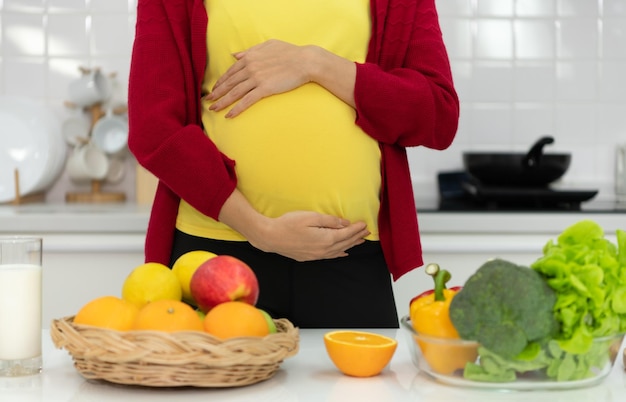 Una mujer embarazada en la cocina.