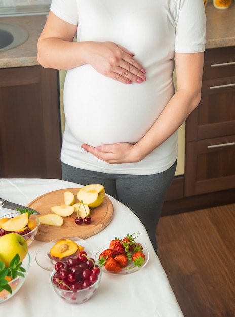 Una mujer embarazada come fruta