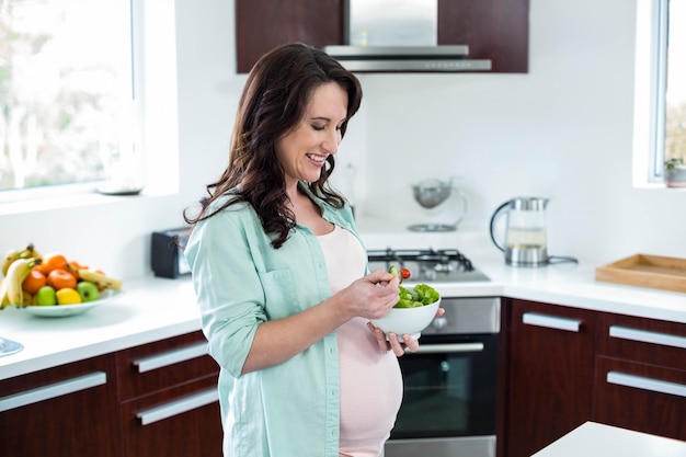 Mujer embarazada, comida, ensalada, en, cocina