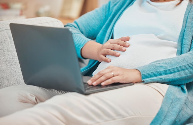 Mujer embarazada y computadora portátil para investigación médica en línea para prepararse para la maternidad y ser madre