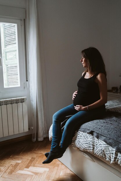 Mujer embarazada descansando en casa