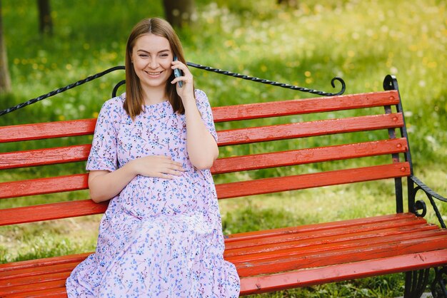 Mujer embarazada descansando en el parque