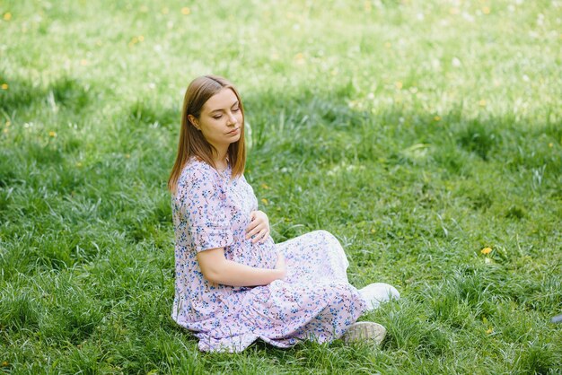 Mujer embarazada descansando en el parque