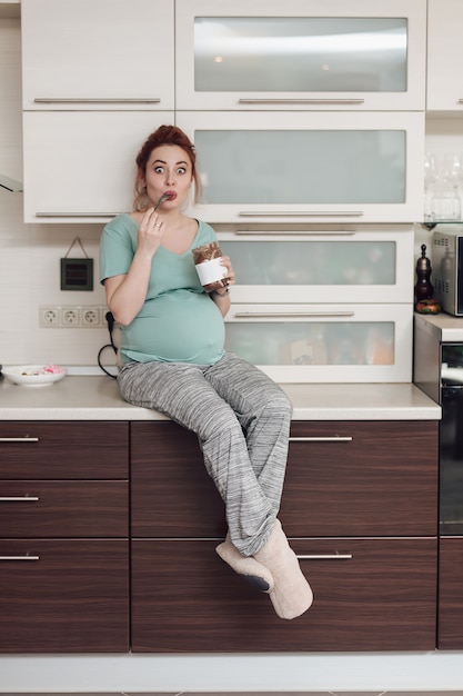 Mujer embarazada disfrutando de comer chocolate