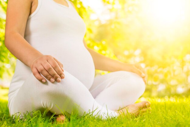 Mujer embarazada disfrutando de la naturaleza