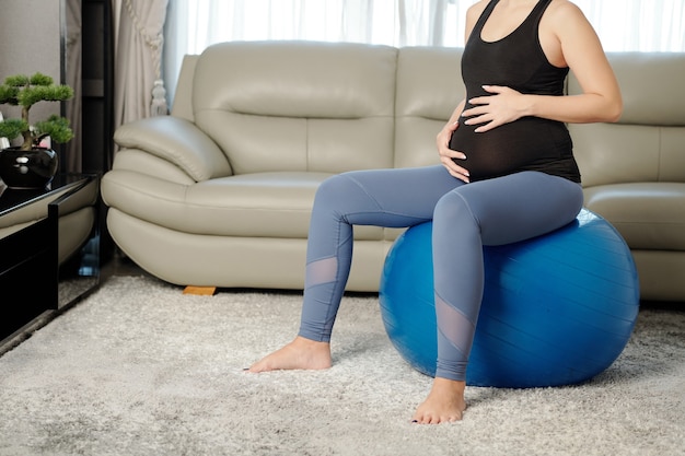 Mujer embarazada, ejercitar, en, yoga, pelota