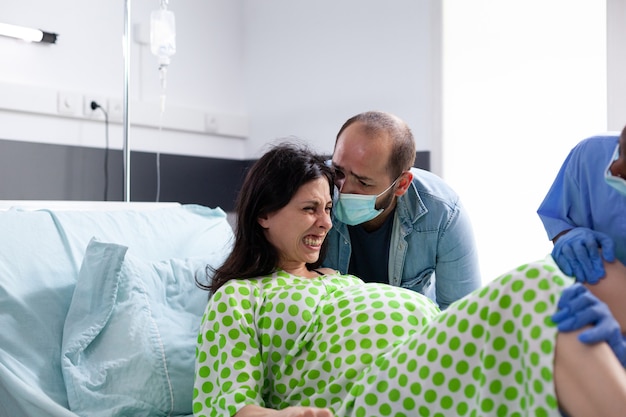 Mujer embarazada empujando para el parto con contracciones