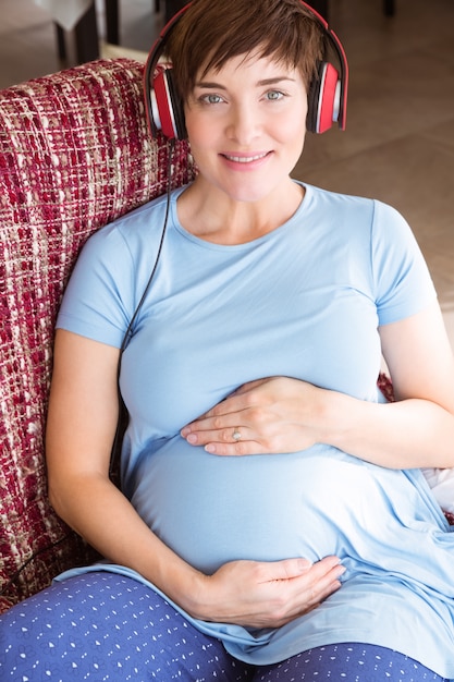 Mujer embarazada escuchando música