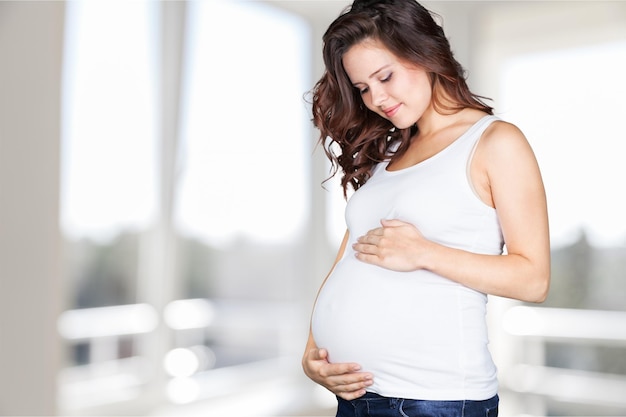 Mujer embarazada esperando nacimiento bebé de maternidad humana