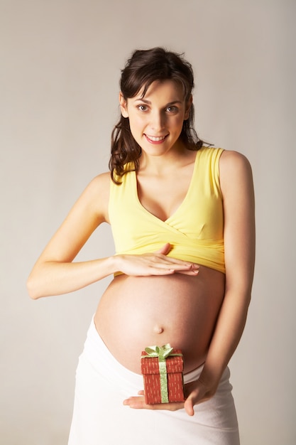 mujer embarazada esperando vientre sonriendo