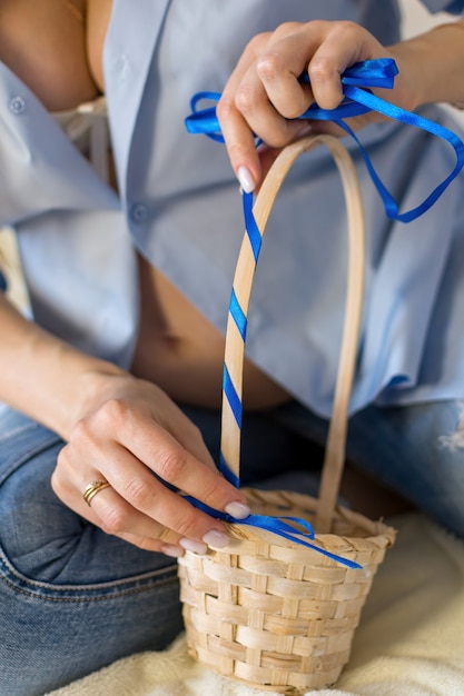 Una mujer embarazada está preparando un regalo para su feto.