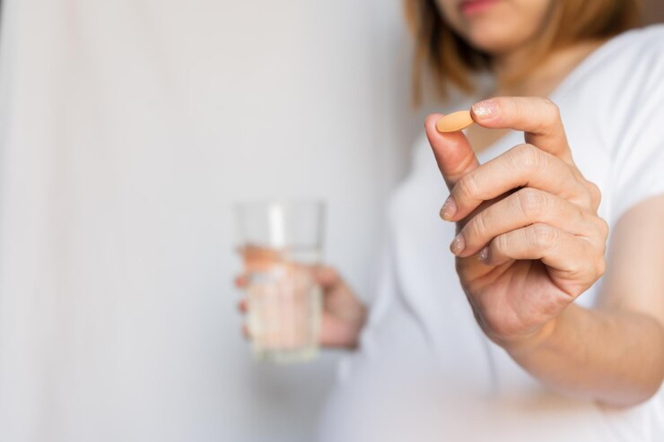 La mujer embarazada está tomando y comiendo medicamentos vitamínicos y bebiendo agua para nutrir el embarazo concepto de estilo de vida de atención médica