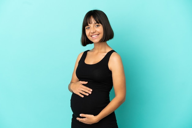 Mujer embarazada y feliz de antecedentes aislados