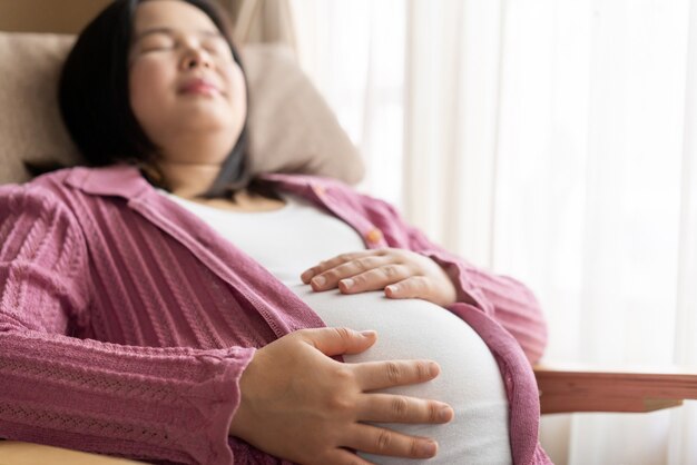 Mujer embarazada feliz y esperando bebé.