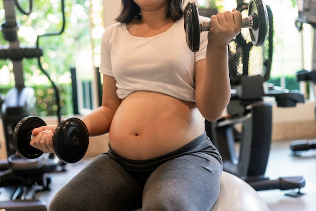 Mujer embarazada feliz y esperando bebé.