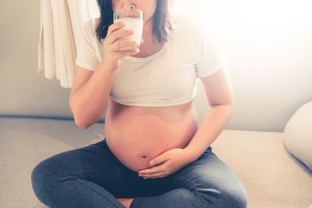 Mujer embarazada feliz y esperando bebé.