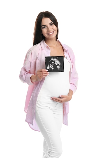 Foto mujer embarazada feliz con imagen de ultrasonido sobre fondo blanco.