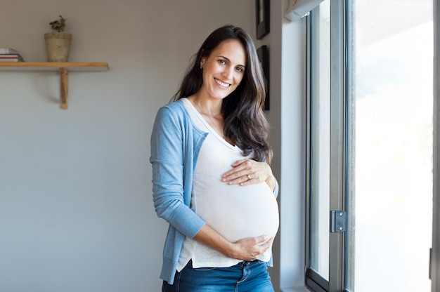 Foto mujer embarazada feliz