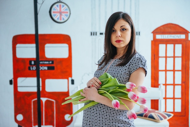 Mujer embarazada con flores