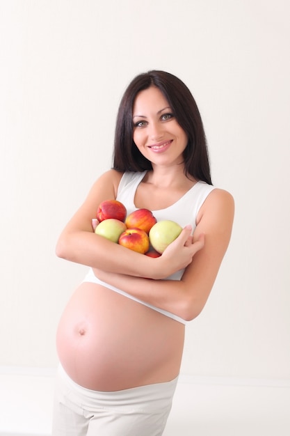 Foto mujer embarazada con frutas