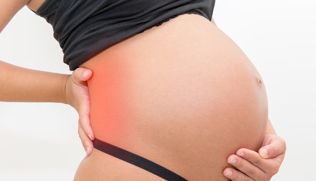 Mujer embarazada con un fuerte dolor en su dolor de espalda.