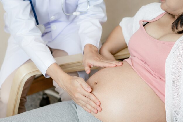 Mujer embarazada y ginecólogo médico en el hospital