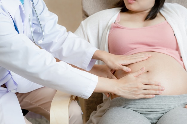 Mujer embarazada y ginecólogo médico en el hospital