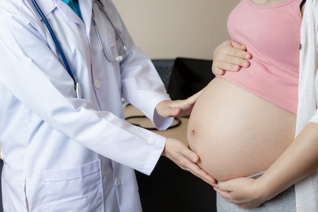 Mujer embarazada y ginecólogo médico en el hospital