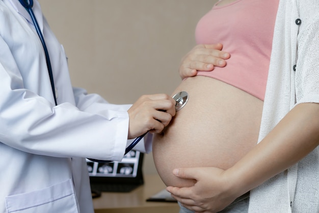 Mujer embarazada y ginecólogo médico en el hospital