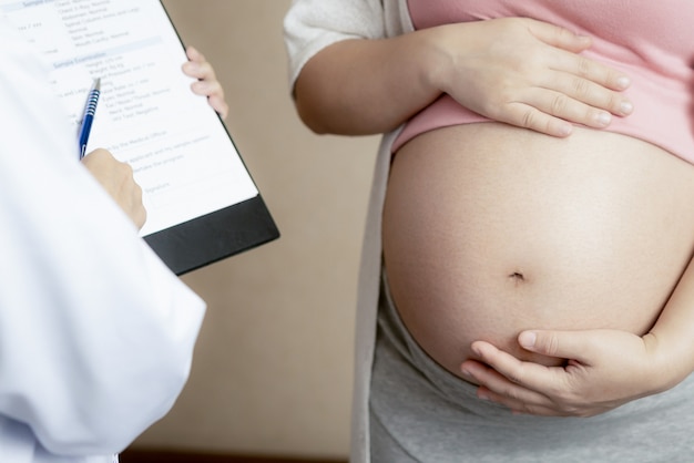 Mujer embarazada y ginecólogo médico en el hospital