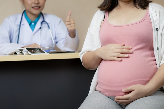 Mujer embarazada y ginecólogo médico en el hospital