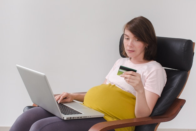 Mujer embarazada hace una compra en internet.