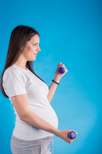 Mujer embarazada haciendo ejercicio