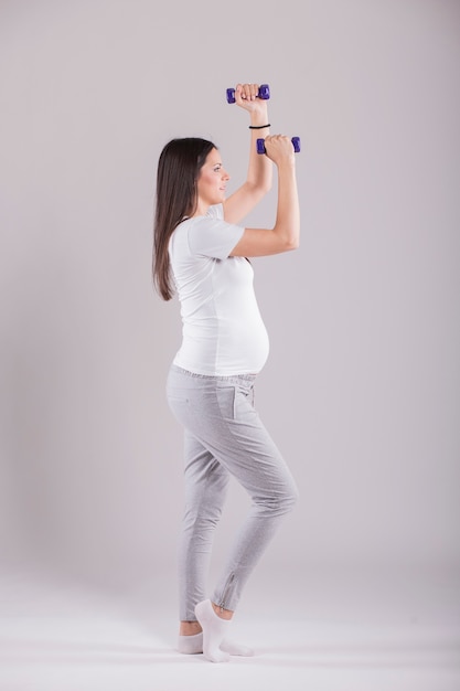 Mujer embarazada haciendo ejercicio