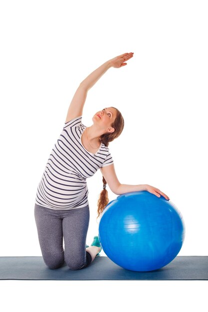 Mujer embarazada haciendo ejercicios con pelota de ejercicio