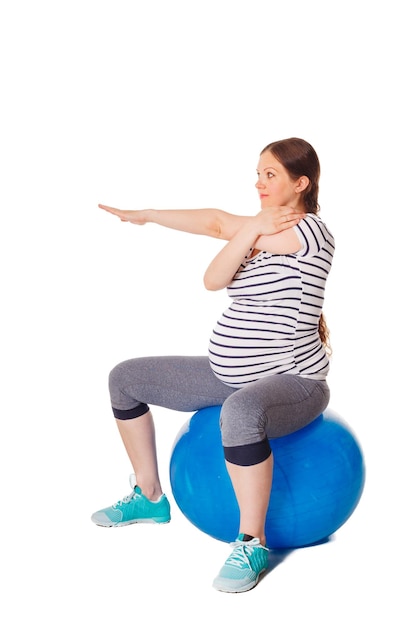 Mujer embarazada haciendo ejercicios con pelota de ejercicio