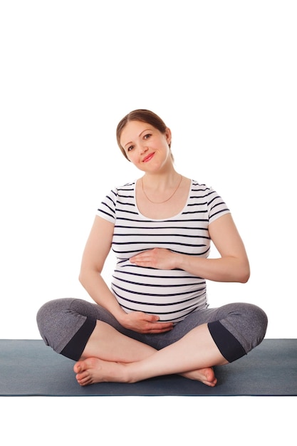 Mujer embarazada haciendo yoga asana asana sukhasana