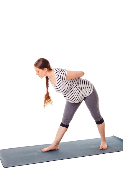 Mujer embarazada haciendo yoga asana parsvottanasana