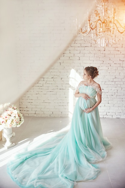 Mujer embarazada en un hermoso vestido