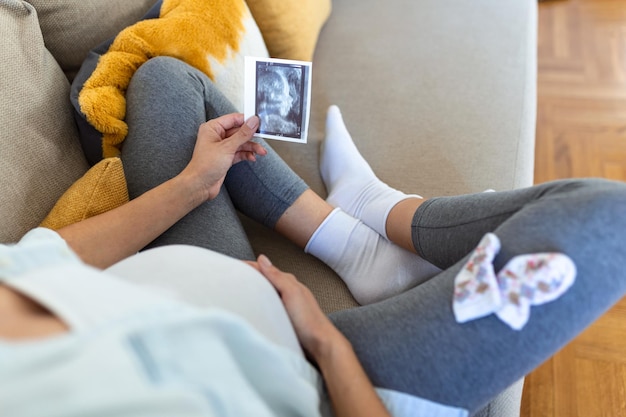 Mujer embarazada con imagen de ultrasonido Concepto de medicina de ginecología de atención médica de embarazo Madre joven esperando al bebé Espacio de copia de primer plano en el interior