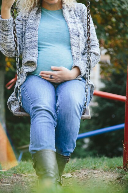 Mujer embarazada joven