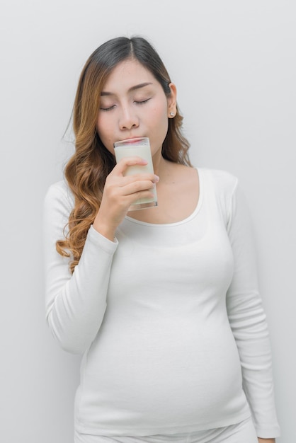 Mujer embarazada con leche en la mano Beber leche es buena salud para el embarazo