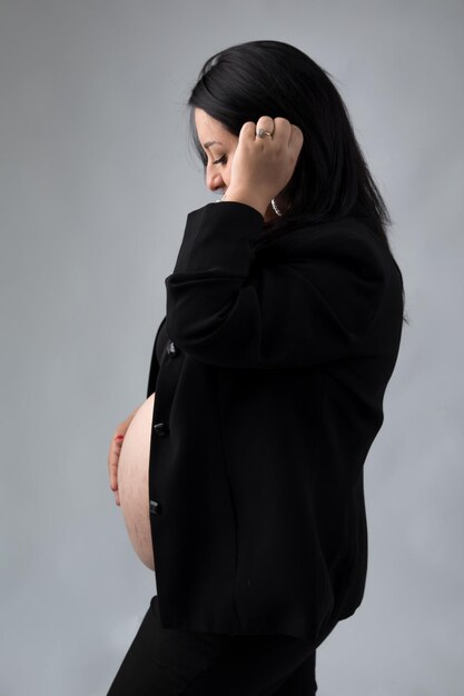 Foto una mujer embarazada con la mano en la cadera