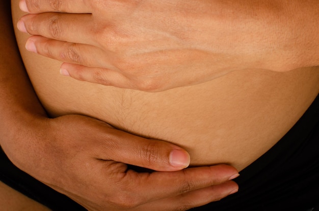 Mujer embarazada con las manos en el vientre Embarazo efectos de las hormonas del embarazo y la fertilización Embrión.