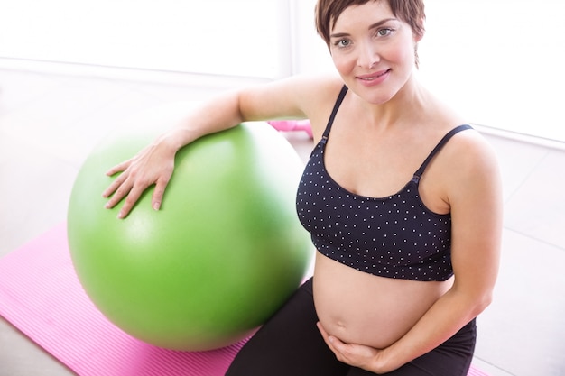 Foto mujer embarazada manteniendo la forma
